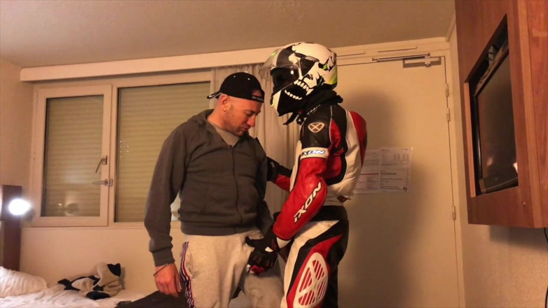 HUMLIATION AND SPANKING PORN: Penghinaan di hotel dengan pakaian biker fetish