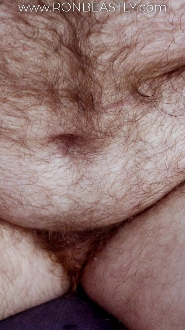 RonBeastly: Trans-typ schiebt eier aus seiner haarigen fotze