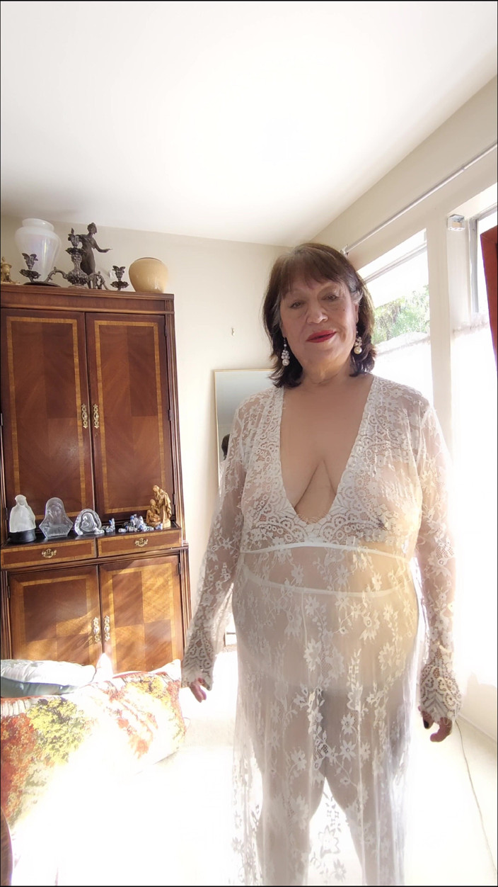 Zilah Luz: Une GILF danse un strip-tease en collants