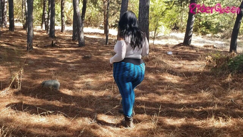 Only Riderqueen BBW Step Mom Latina Alone: Stiefmoeder met een dikke kont loopt sensueel met een strakke...
