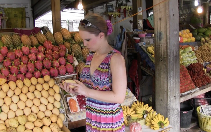 Casting66: Une grosse mangue se masturbe en Thaïlande !