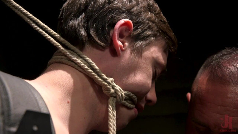 Bound gods: Il tormento di tobia: il fusto muscoloso si sottomette a...