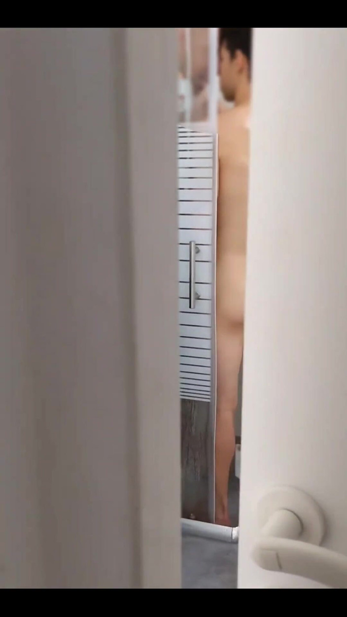 Next door hairy: 彼はとても喉が渇いていたので、撮影前にシャワーを浴び始めました!夫が覗いて捕まえてくれたのはラッキー!