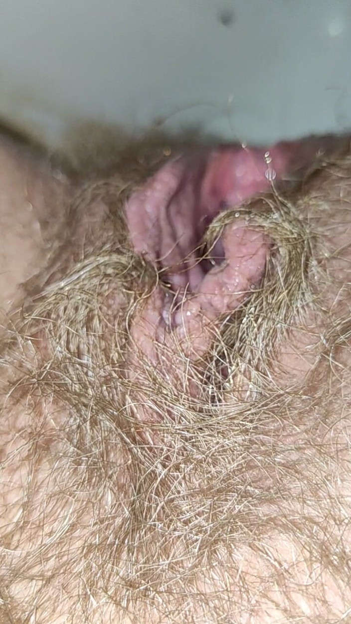 Risky Hairy Couple: 毛深い膣からの大量の尿