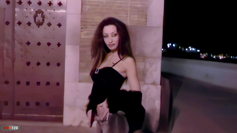 MMM100: Angelina: la bella araba angelina si spoglia