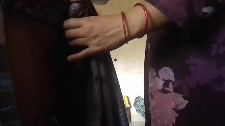 Bijukumar: Tamilska wiejska dziewczyna ssie kutasa męża w kuchni