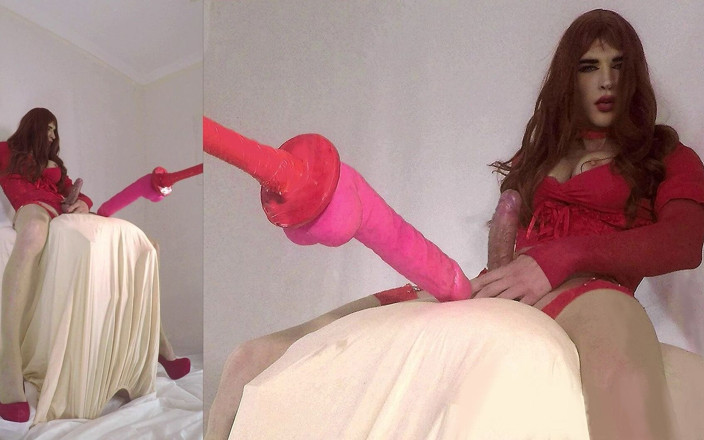 sillystacy: Die heiße Sissy-Schlampe Stacy streichelt ihren Schwanz, bevor die Sexmaschine...