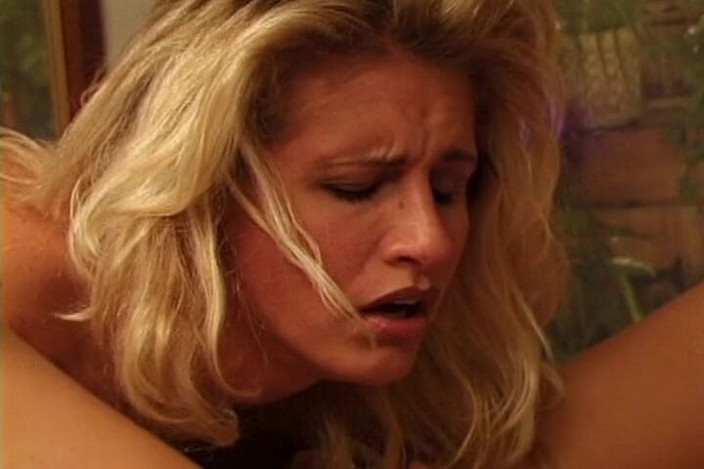 THAGSON RETRO: Des salopes blondes sucent des seins et se doigtent des...