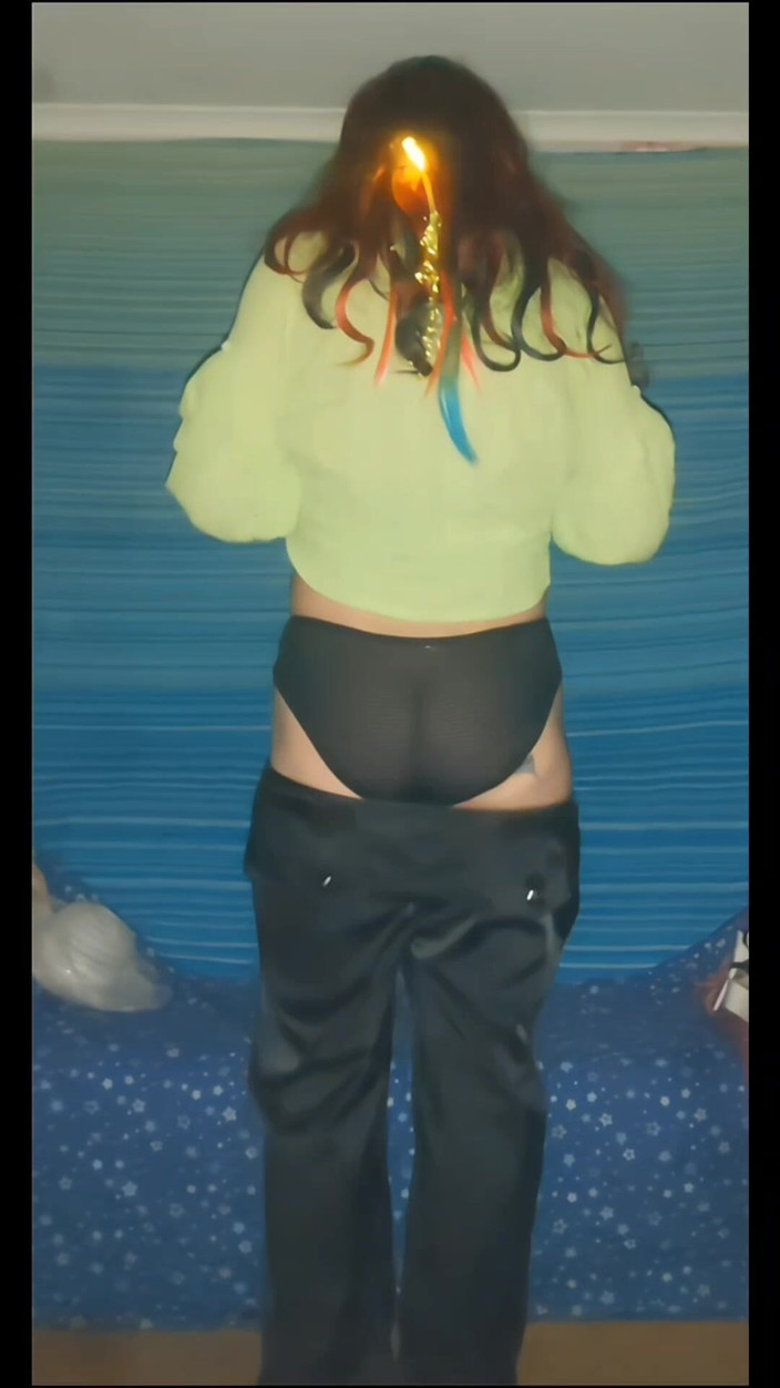 Lizzaali: Modelando en mis pantalones baggy y sexy bragas negras
