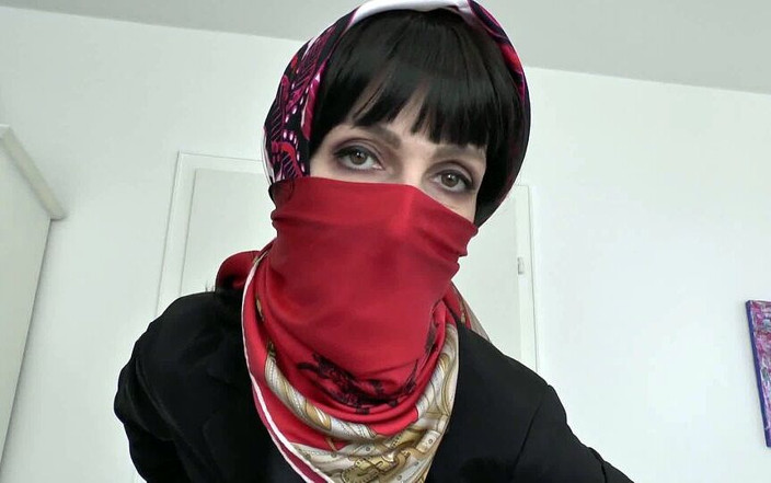 Lady Victoria Valente: Masque de vêtement et style de foulard