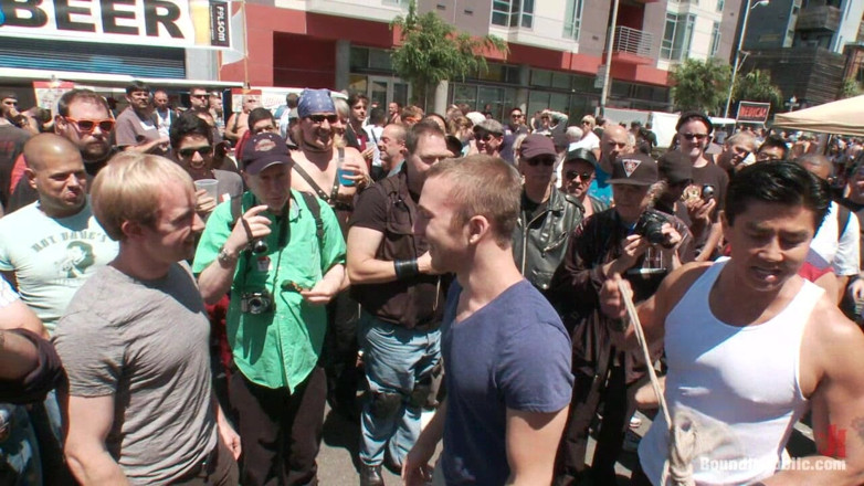 Bound in public: Cody Allen Legato in pubblico