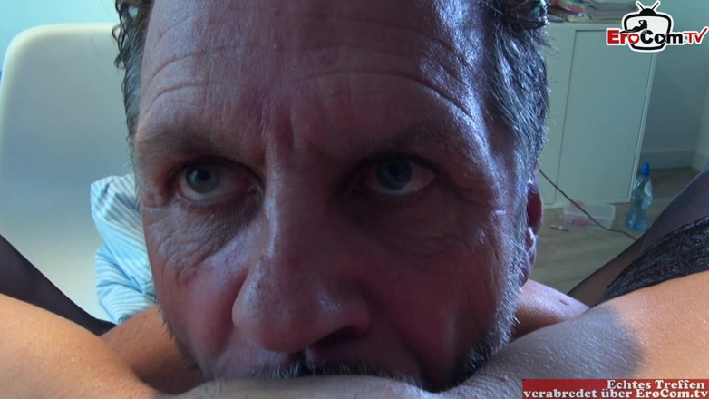EroCom: Une MILF mince aux seins monstrueux baise dans des bas...