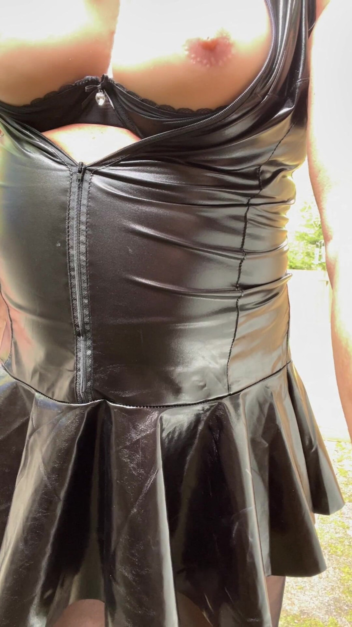 Kellycd2022: Crossdresser amator Kellycd2022 milf sexy în pvc negru și ciorapi fără cusăt
