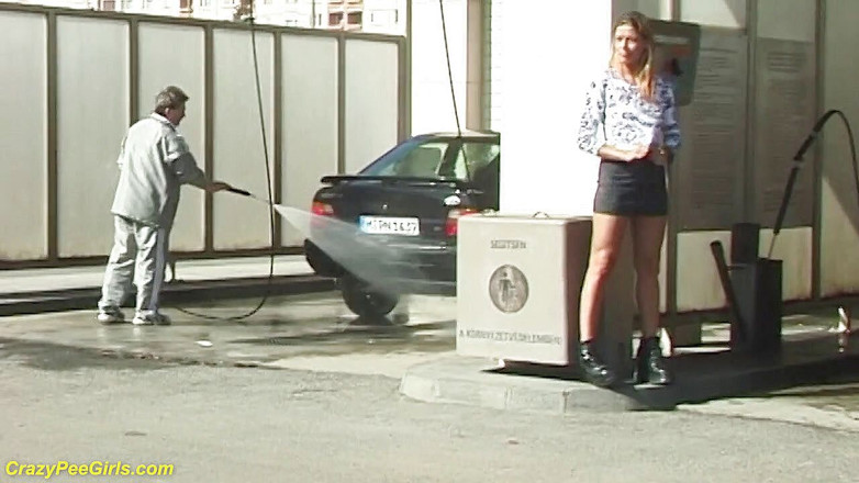 Crazy pee girls: Pișându-se în aer liber la spălătorul de mașini