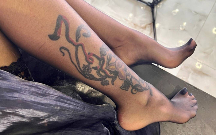 Julia domaina: Mes pieds avec de longs orteils en nylon, bas nylon,...