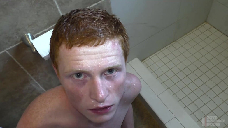 Boys half-way house: Twink berambut merah dibuat untuk menjilat bilik air dengan menghinakan...
