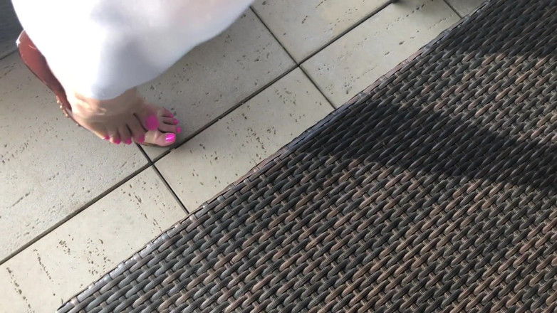 Goddess Lena: Pisse dans un legging