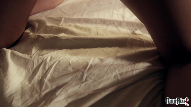 Cumbizz: Manipule ou traite le creampie milf dans un gangbang avec...