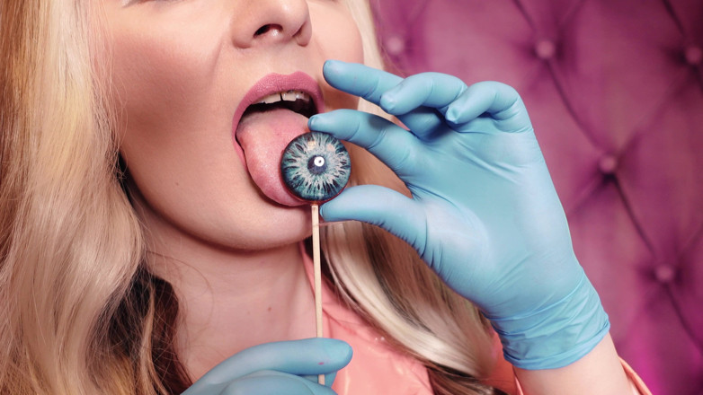 Arya Grander: ASMR : gants en nitrile bleus et candy suce, manteau en...