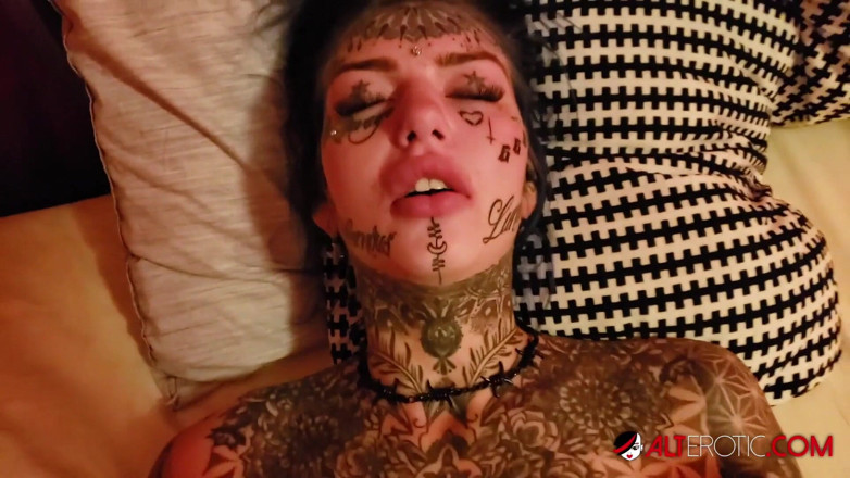 Alt Erotic: Amber Luke, beauté tacrée, a très envie d'une grosse bite