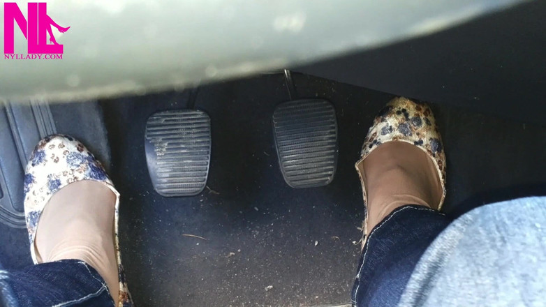 Nyllady: Pengepaman pedal di flat berbunga