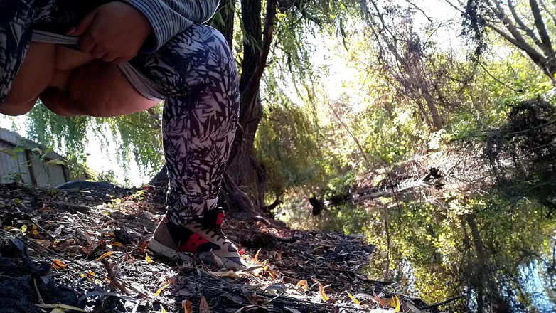 Elena: Une BBW en legging pisse au bord du lac dans...