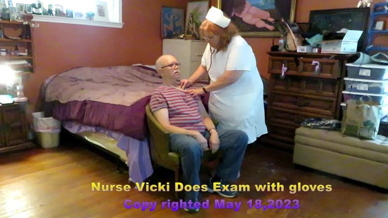 BBW nurse Vicki adventures with friends: Infirmière, signes vitaux et examen oral avec des gants - vidéo...