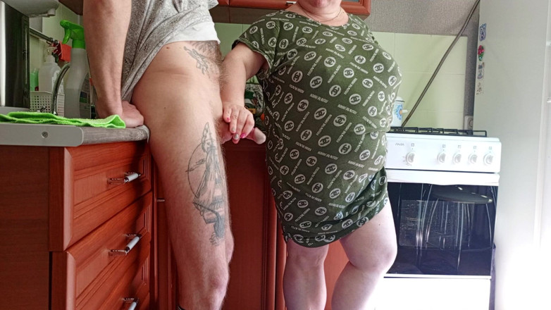 Zona901: Des mains féminines me rendent la bite dure et la...