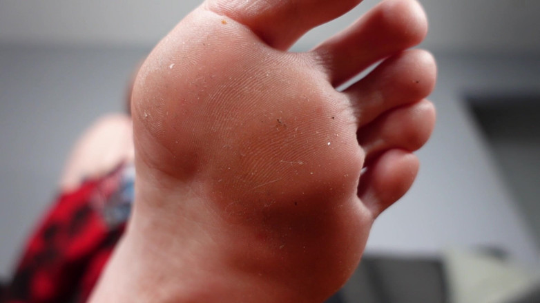 Deanna deadly: Ma demi-sœur te fait sentir et adorer ses pieds puants ! Ça...