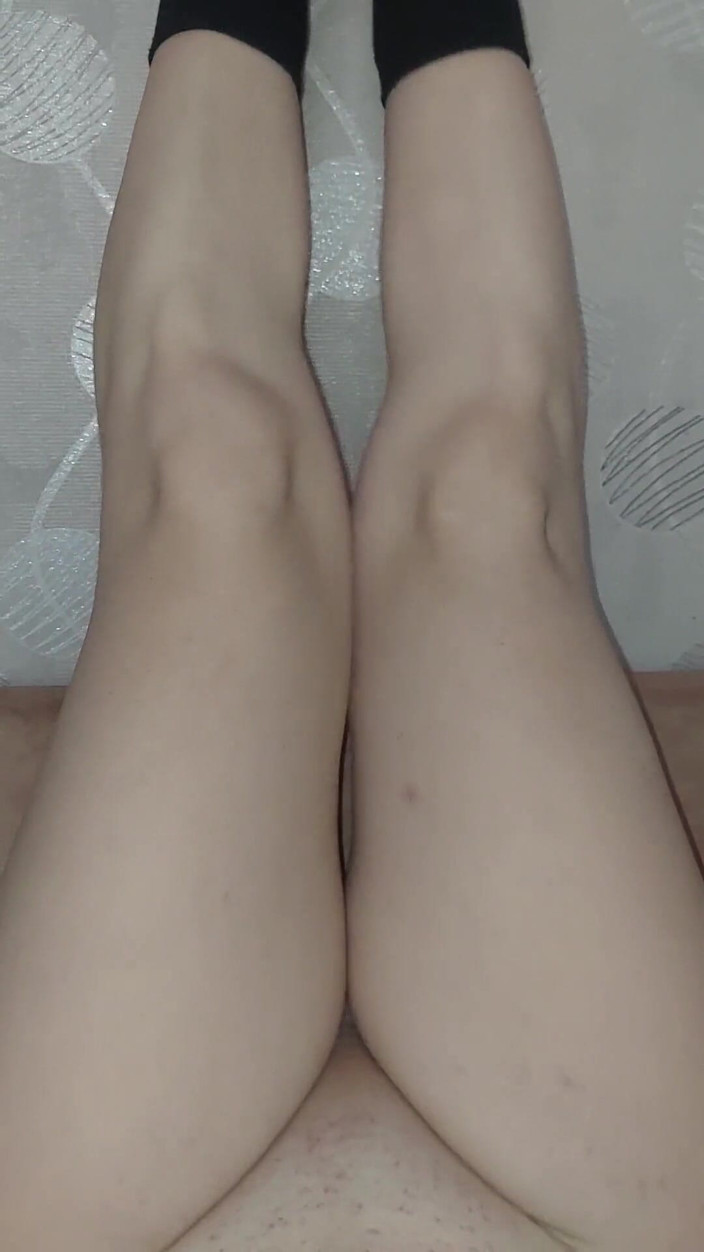 Kitty_Cross: Des jambes lisses font pression sur une jolie bite féminine...