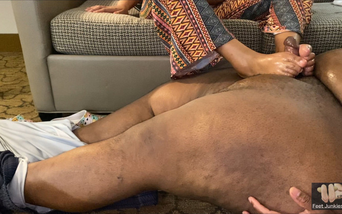 Foot Patrol: Star se fait neiger dans un footjob d’invité à la maison