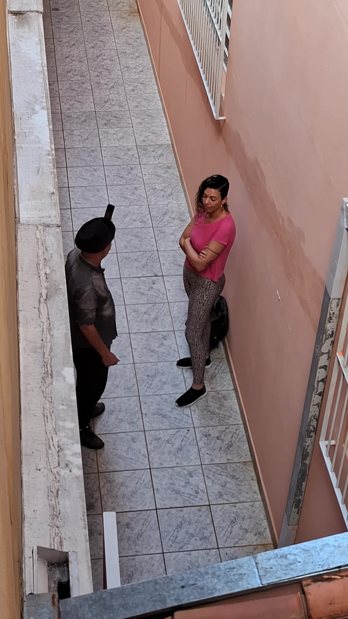 Gabi SweetCouplesStories: 在老板发现我在抽烟后，我让我的老板撕开我的衣服