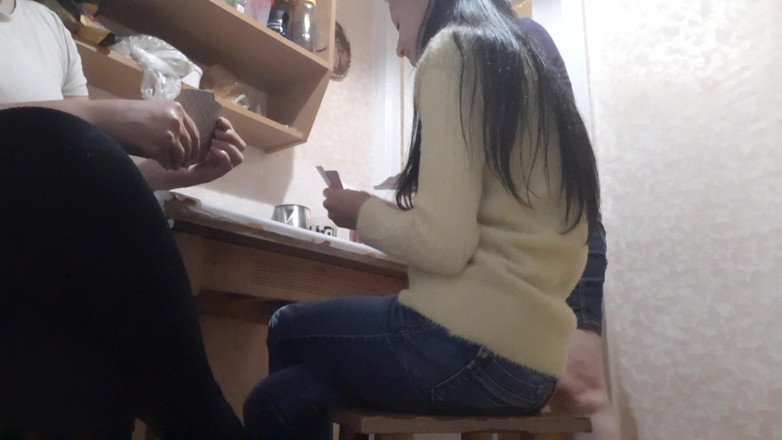 Lesbian-illusion: Девушки и я играли в стрип-карты, а затем трахнули