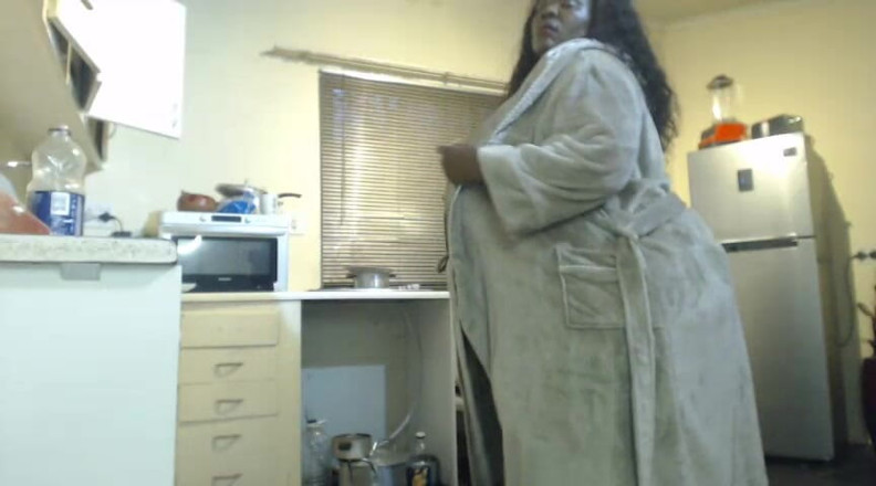 Legendary Booty Overdose: 부엌에서 자위하고 스트립하는 발정난 흑인 SSBBW