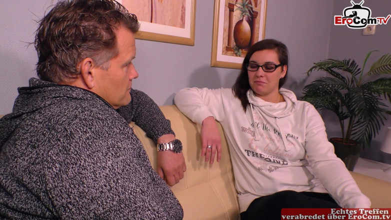 EroCom: Il patrigno seduce la sua figliastra nel sesso di clan