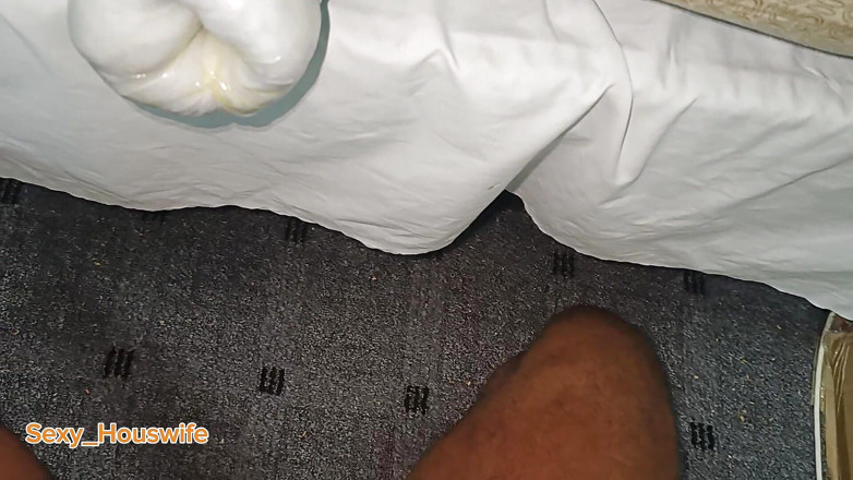 Sexy Houswife: Indischer junge ficken spielt mit muschi