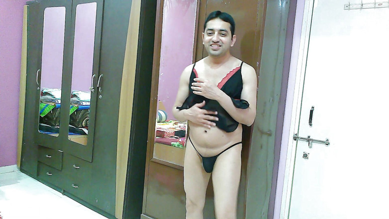 Cute & Nude Crossdresser: Calda sissy travestito femboy Sweet Lecca-lecca in lingerie nera e...