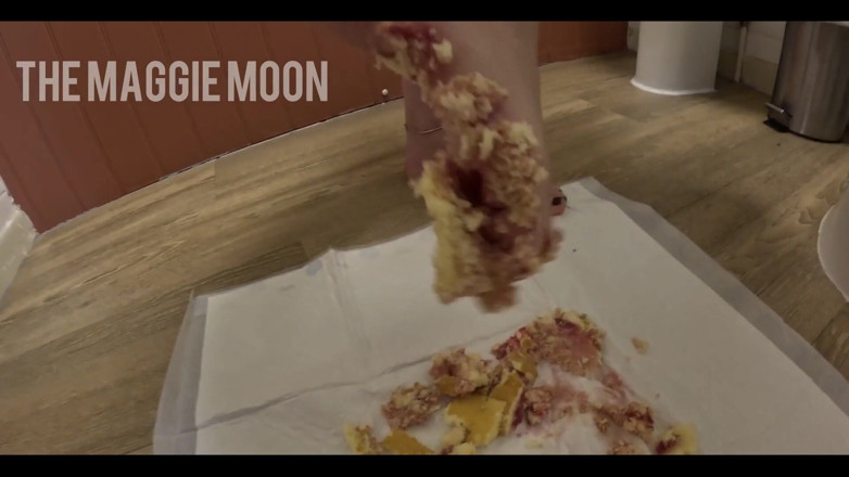 Maggie Moon: Squishing a Cake