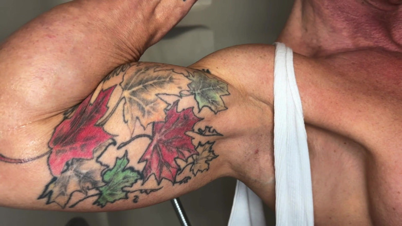 Kandylegsxxx: Ducha flex fantasía: Kandy flexiona y rasga su tank top