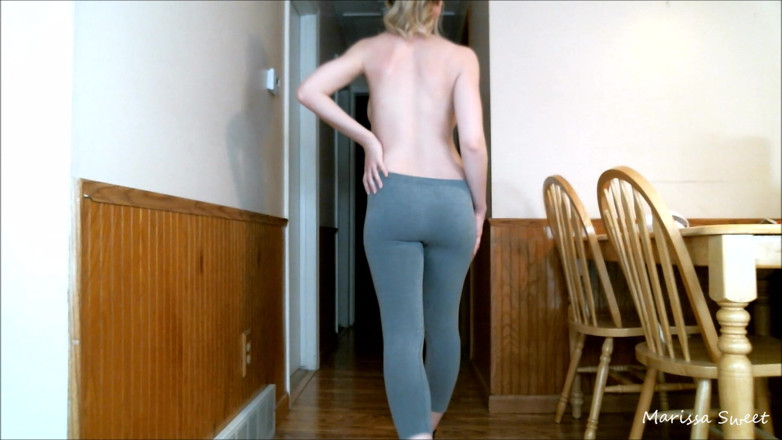 Marissa Sweet: Passerelle dans un pantalon de yoga gris