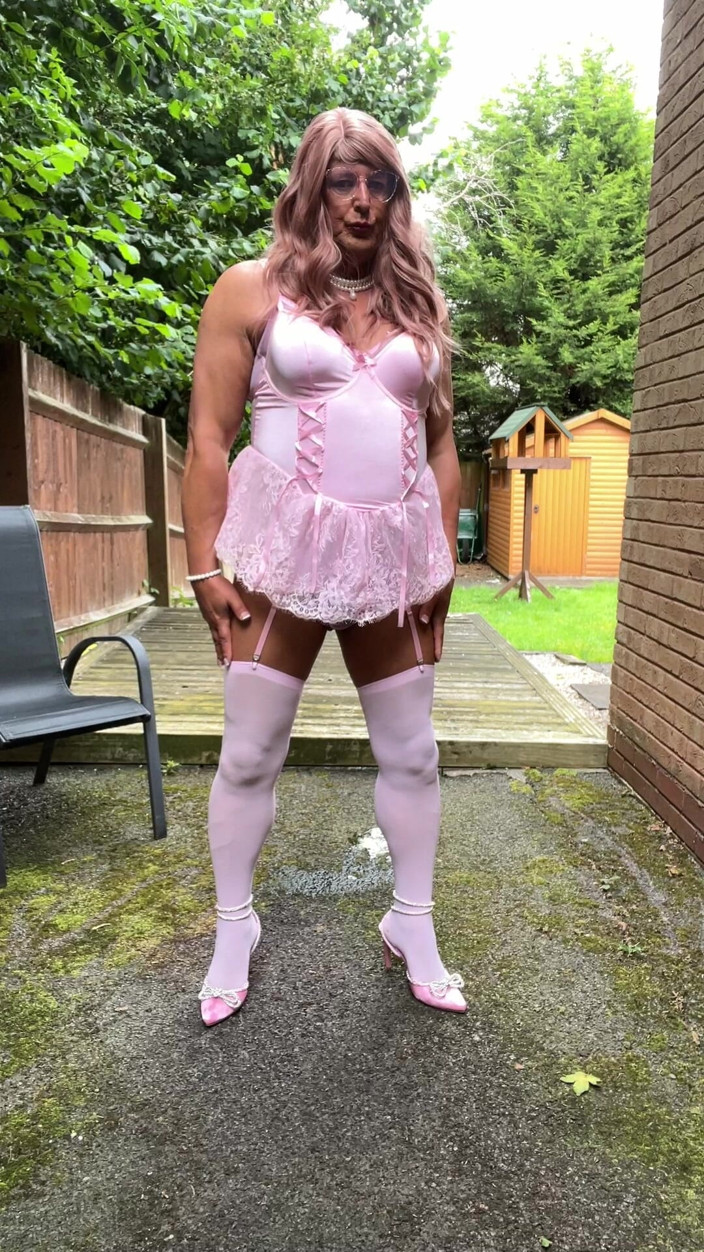 Kellycd2022: Amateur travesti Kellycd2022, MILF sexy en body rose et bas