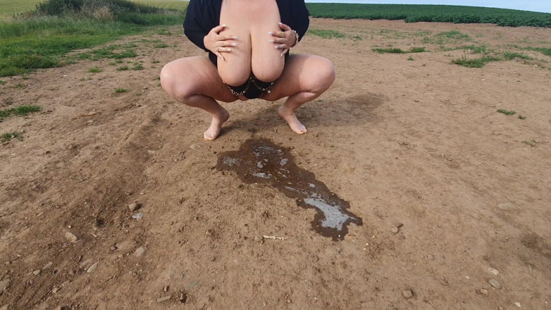 JJ Jewel BBW: Mijando em um campo e esfregando buceta