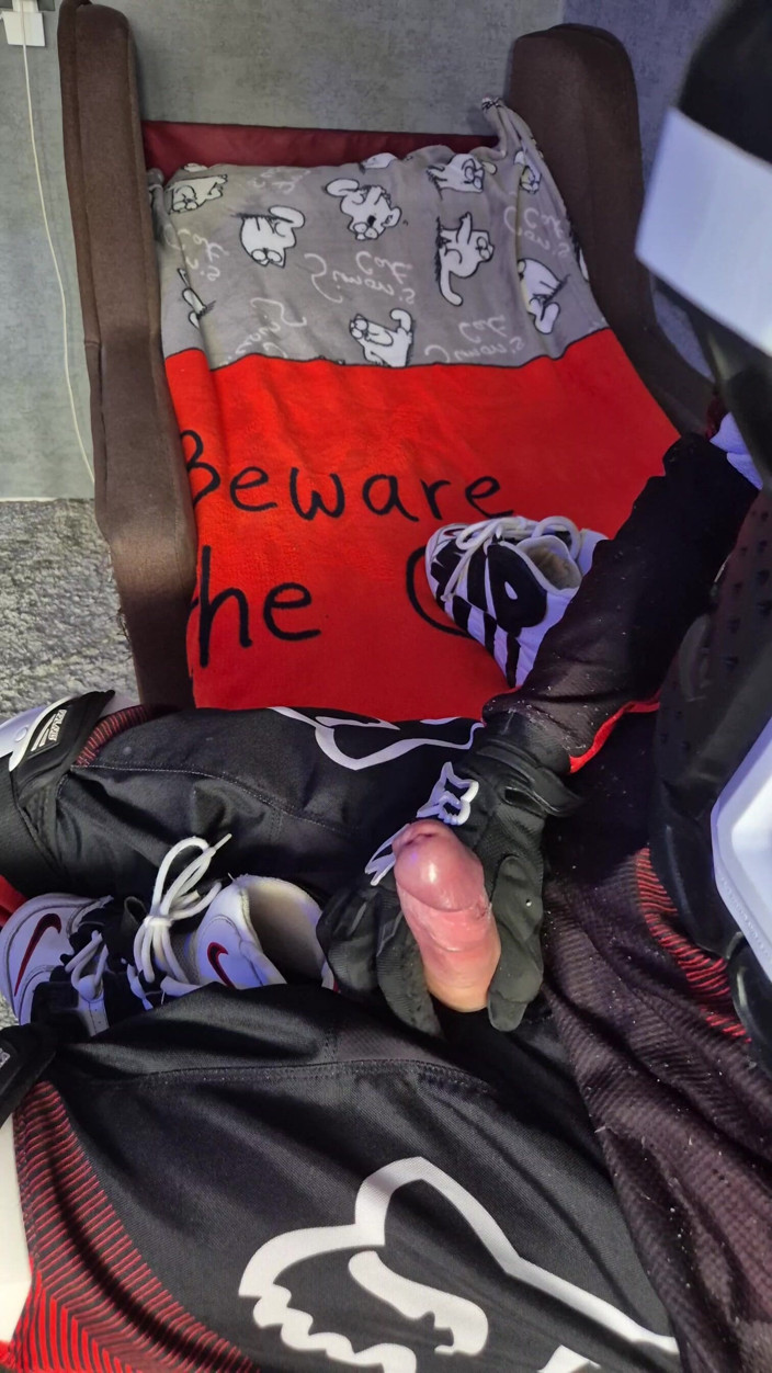 Sneakersmax98: Un tip entuziasmat în motociclete își fute adidașii