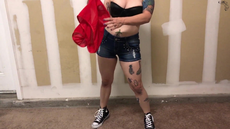 Nikki's Fetishes: Sneaker match iluminación fumar joi