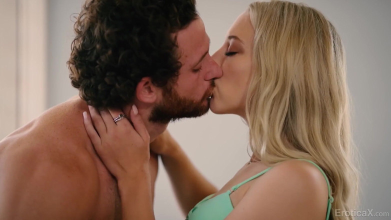 Erotica X: Eroticax - une beauté aux cheveux de flasque fait l'amour avec...