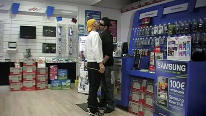 Gaybareback: SluFucked av säljare av telefonbutik