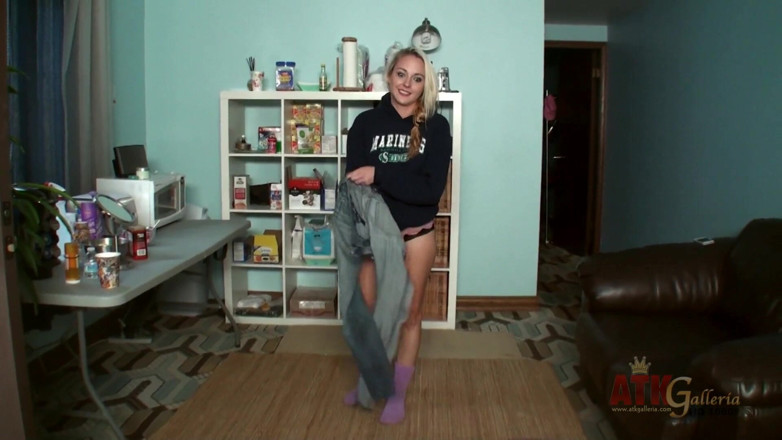 ATKIngdom Fans: Ashley stone ad un video tra le scene fa pipì...