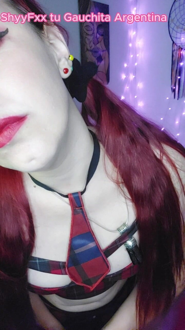 Tu Gauchita Argentina: Une fille ringarde réconfortée par son prof ! Quelle prof coquine !