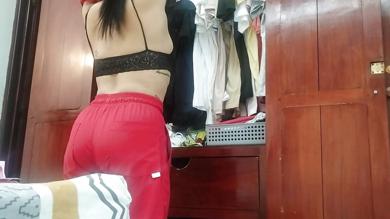 irina69star: デカ尻メイドチェンジセクシーな衣装