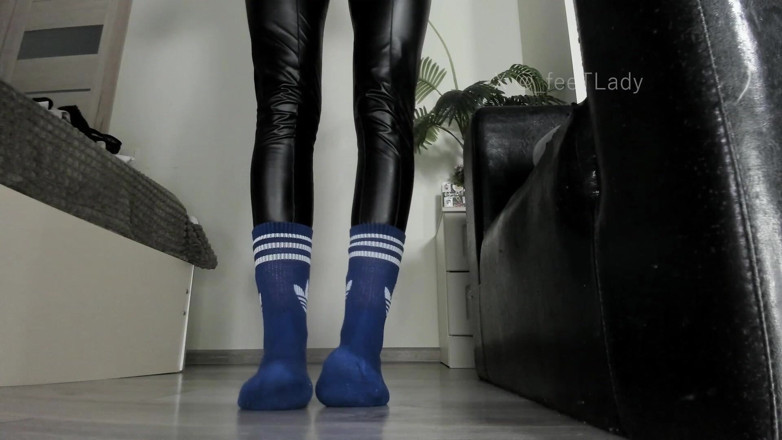 Feet lady: 긴 양말과 먼지가 많은 발